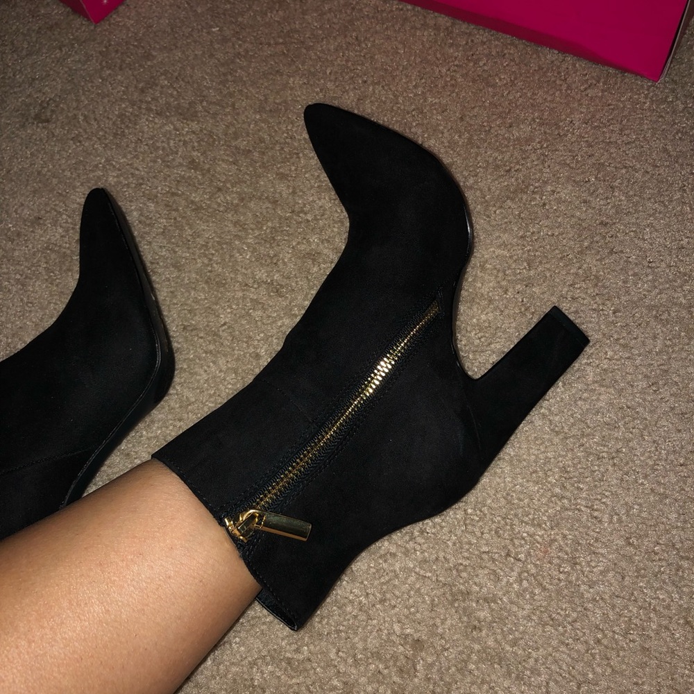 Shoe dazzle pointed boot